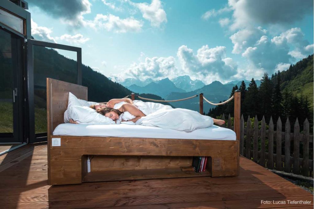 Zwei Frauen im SAMINA Schlafsystem mit Bergen im Hintergrund