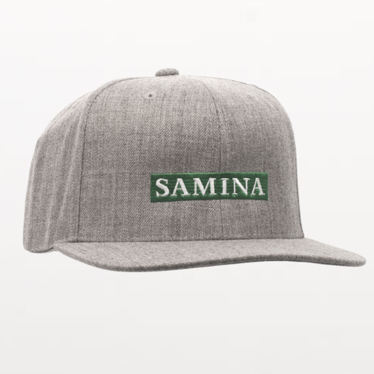Graue Flat Brim Cap mit grünem SAMINA Logo