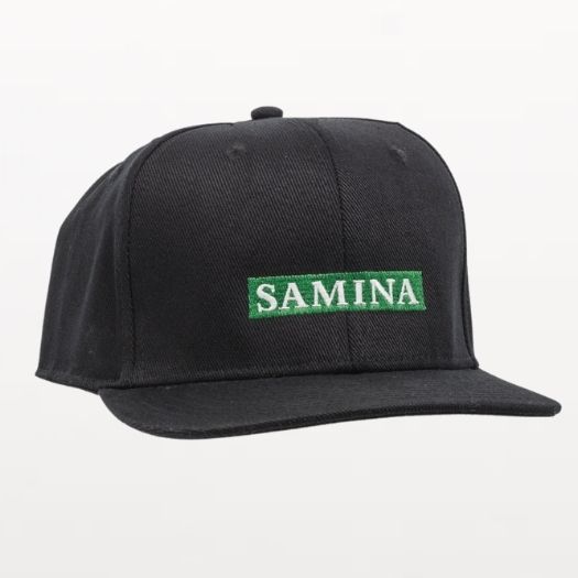 Schwarze Flat Brim Cap mit grünem SAMINA Logo