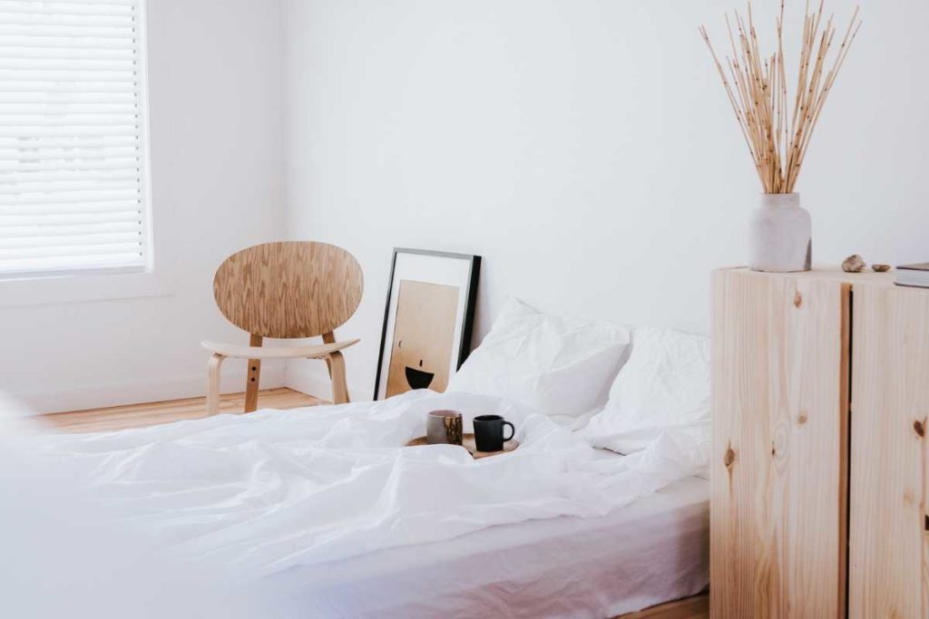 Minimalistisches Schlafzimmer mit Holz