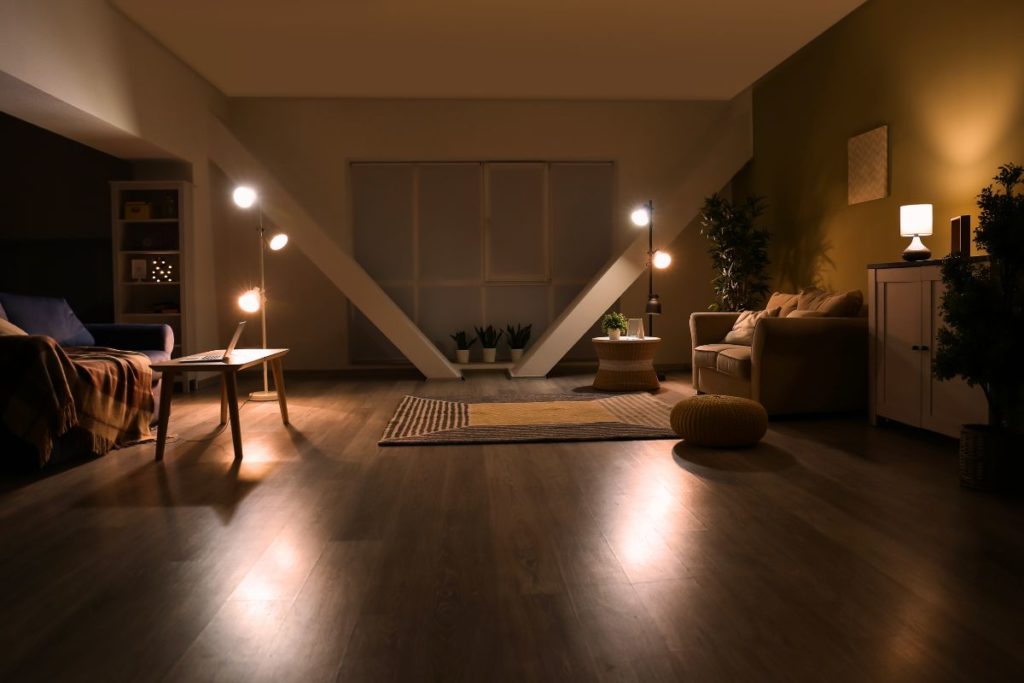 Entspannte Beleuchtung in schönem Wohnzimmer